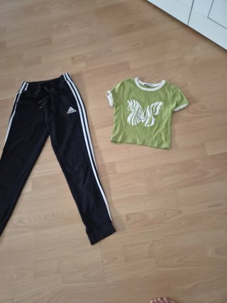 Conjunto Adidas: Pantalón negro y camiseta verde T