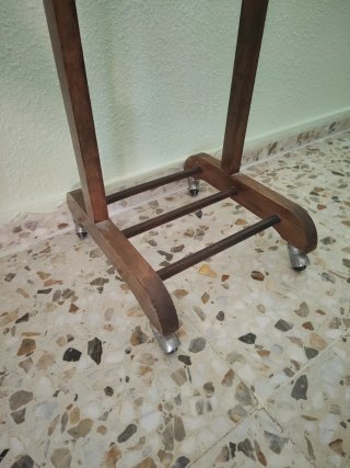 Galan de noche madera con barra en metal