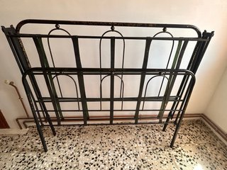 Estructura cama hierro forjado antigua plegable.