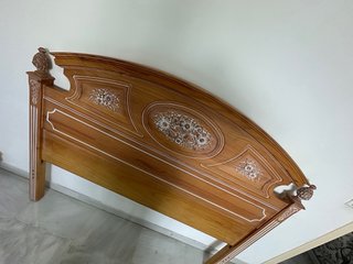 Dormitorio madera tallada floral