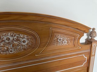 Dormitorio madera tallada floral