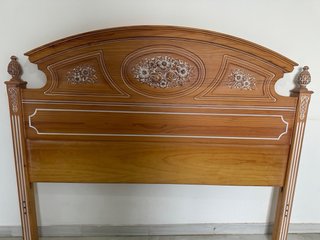 Dormitorio madera tallada floral