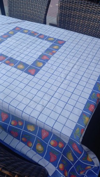 Toalha de Mesa Retangular Frutos Azul e Branco