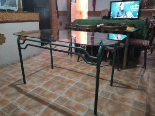 Mesa cristal y metal verde