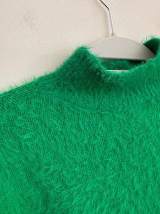 Jersey verde cuello alto peludo