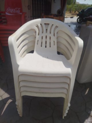 Sillas de plástico apilables blancas