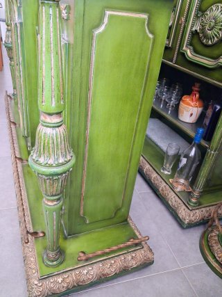 Barra de bar verde con detalles dorados