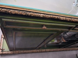 Barra de bar verde con detalles dorados
