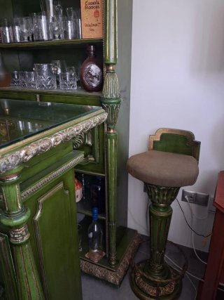 Barra de bar verde con detalles dorados
