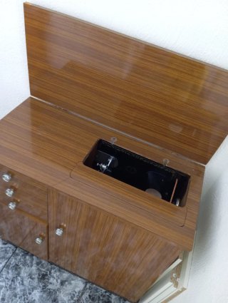 Máquina de coser Alfa antigua