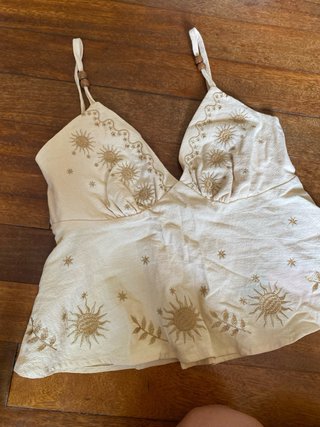 Top Veraniego Beige con Bordado Sol es de Shein