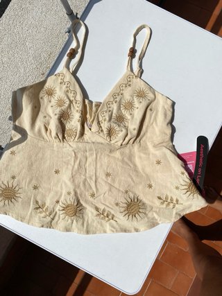 Top Veraniego Beige con Bordado Sol es de Shein
