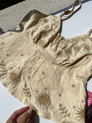 Top Veraniego Beige con Bordado Sol es de Shein
