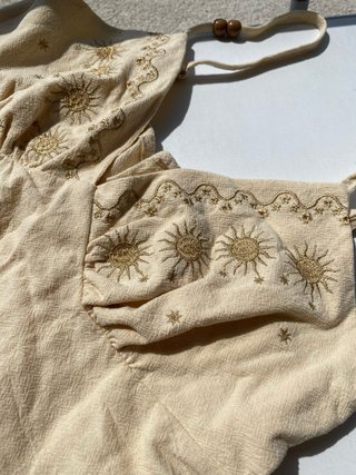 Top Veraniego Beige con Bordado Sol es de Shein