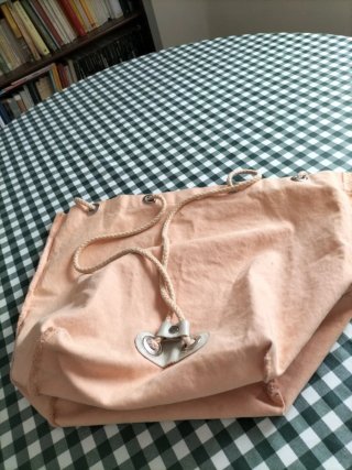 Bolso/Mochila Oysho color salmón.