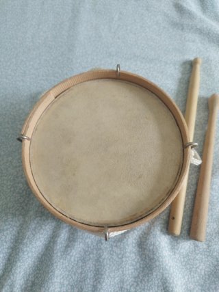 Tambor San Sebastián con baquetas