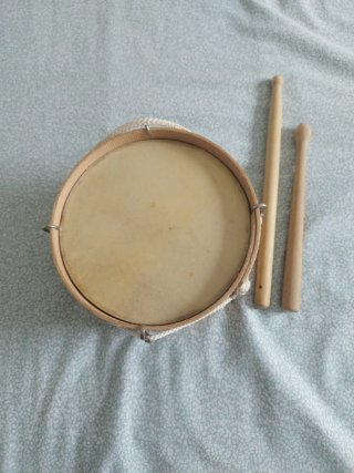 Tambor San Sebastián con baquetas