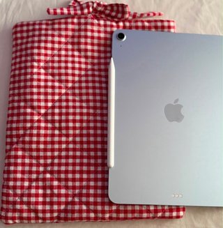 Funda iPad 11 Cuadros Rojo y Blanco