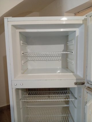 Frigorífico híbrido luz y gas butano.