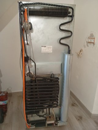 Frigorífico híbrido luz y gas butano.