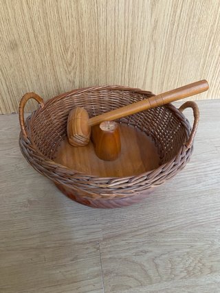 Cesta de mimbre con mazo para nueces