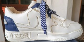 Zapatos Deportivos Blancos y Azules
