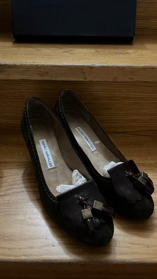 Zapato tacón Pedro Miralles verde ante con borlas