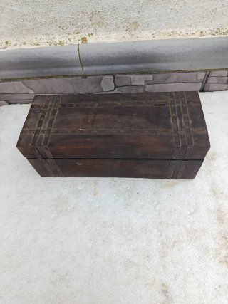 Antigua caja de madera con compartimentos