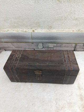 Antigua caja de madera con compartimentos