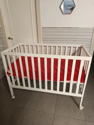 Cuna de bebé blanca