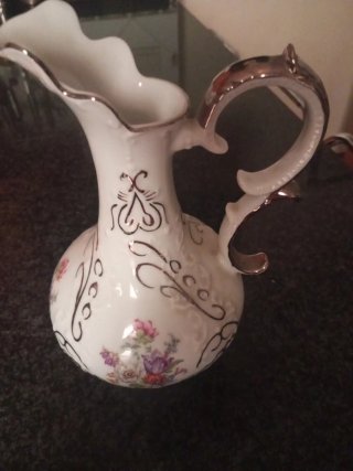 Jarrón de porcelana blanco y dorado