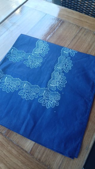 Toalha de mesa azul com padrão branco