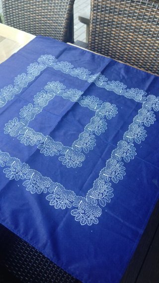 Toalha de mesa azul com padrão branco
