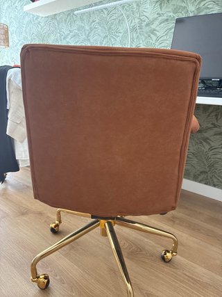 Silla de oficina giratoria marrón y dorada