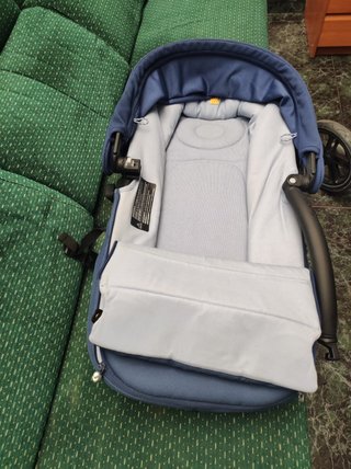 Carrito de bebé azul