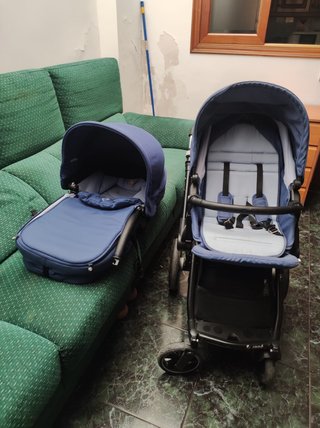 Carrito de bebé azul