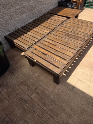 Bancos y mesa de jardín de madera maciza