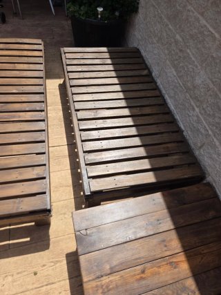 Bancos y mesa de jardín de madera maciza