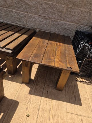Bancos y mesa de jardín de madera maciza