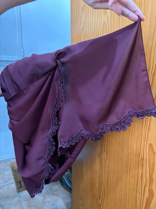 Blusa morada con pedrería y chal a juego