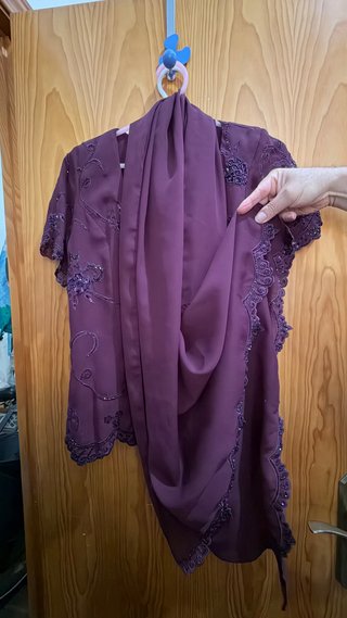 Blusa morada con pedrería y chal a juego