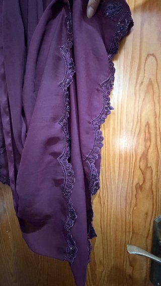 Blusa morada con pedrería y chal a juego
