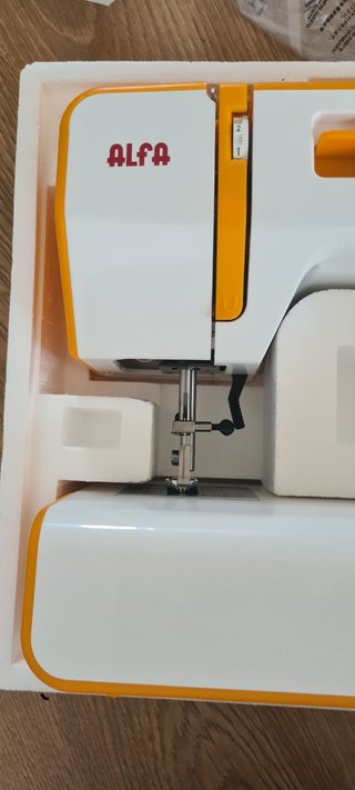 Máquina de coser Alfa compacta 100
