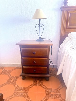 Dos mesitas de noche de madera