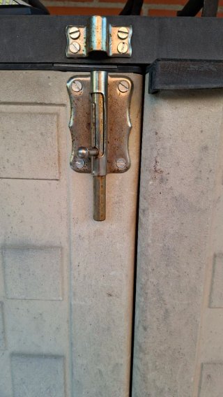 Armario exterior resina beige/gris con 3 cerrojos