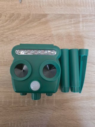 Ahuyentador de animales solar con luces