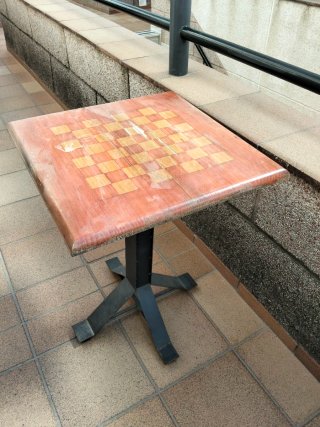 Mesa de terraza de madera y metal