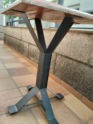 Mesa de terraza de madera y metal