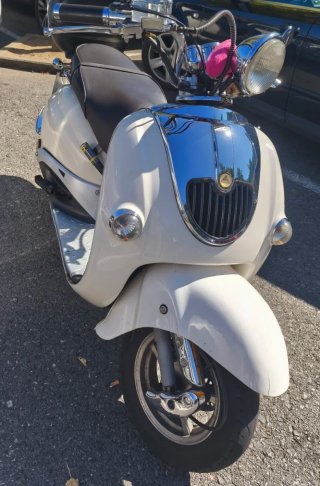 Summco Luna 125cc Scooter con Maleta