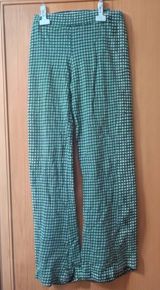Pantalón acampanado estampado verde y blanco